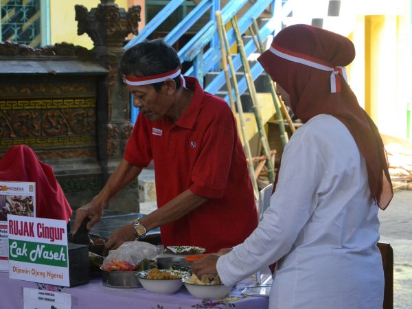 'Rujak Ulek' Meriahkan HUT Kemerdekaan RI
