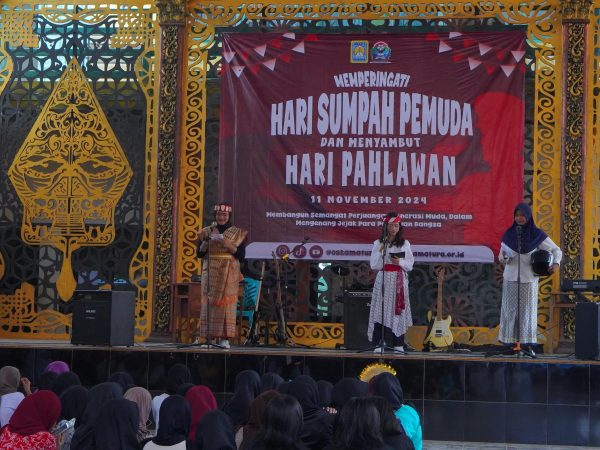 Meriah!  Warga SMAN 1 KRAKSAAN Memperingati hari pahlawan