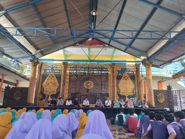SMAN 1 Kraksaan Gelar Istighosah untuk Kelancaran Ujian Kelas 12 dan Pembangunan Musholla Putri SMAN 1 Kraksaan Gelar Istighosah untuk Kelancaran Ujian Kelas 12 dan Pembangunan Musholla Putri