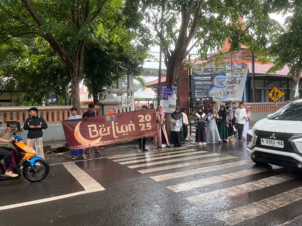 Kilau Aksi BERLIAN di Bulan Ramadhan: SMAN 1 Kraksaan Tebar Kebaikan dengan berbagi Takjil Kilau Aksi BERLIAN di Bulan Ramadhan: SMAN 1 Kraksaan Tebar Kebaikan dengan berbagi Takjil