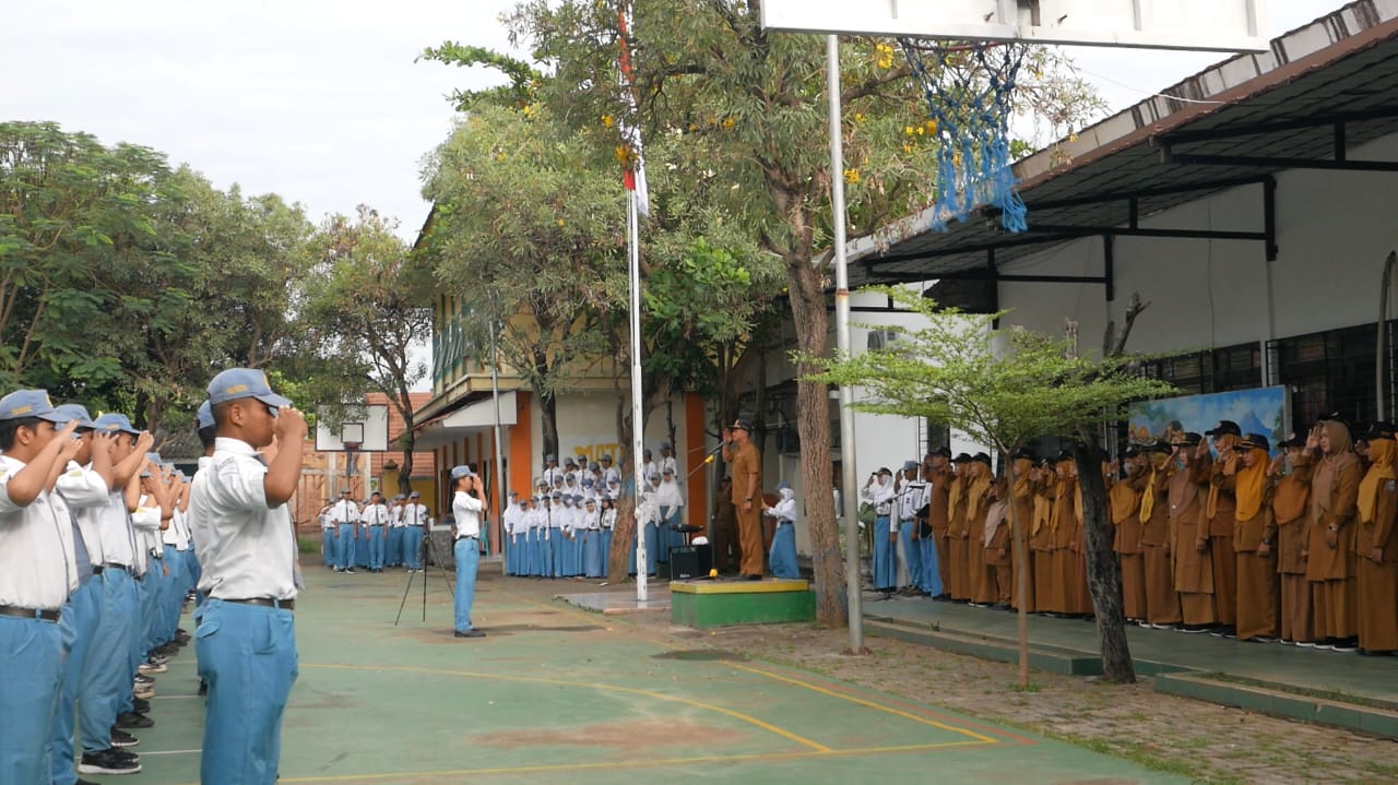 Delapan Tahun Kepemimpinan : Momen Haru Apel Pisah Kenang Kepala SMAN 1 KRAKSAAN Delapan Tahun Kepemimpinan : Momen Haru Apel Pisah Kenang Kepala SMAN 1 KRAKSAAN