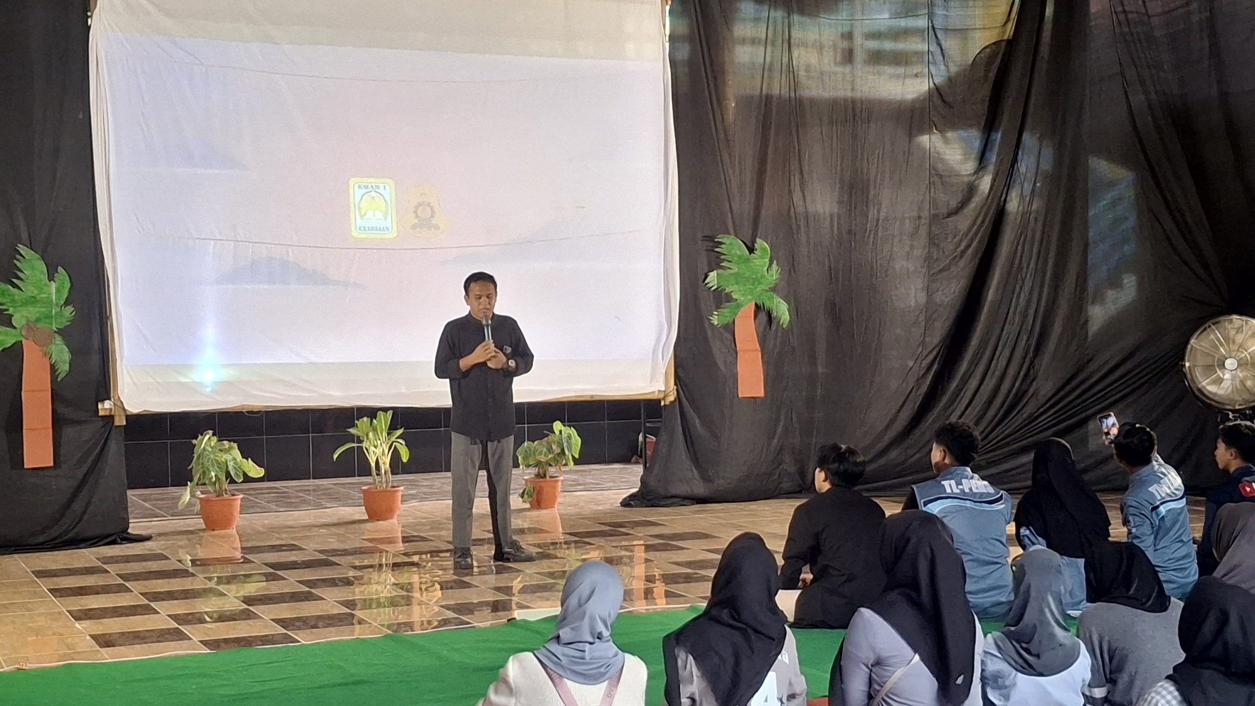 FISS 2025: "Layar Hidup, Obrolan Hidup" Warnai SMAN 1 Kraksaan dengan Diskusi Kreatif Film Pelajar FISS 2025: "Layar Hidup, Obrolan Hidup" Warnai SMAN 1 Kraksaan dengan Diskusi Kreatif Film Pelajar