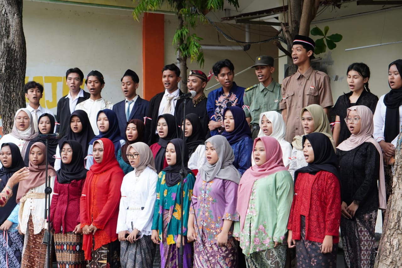 Semangat Pahlawan Menggema di Lapangan SMAN 1 Kraksaan