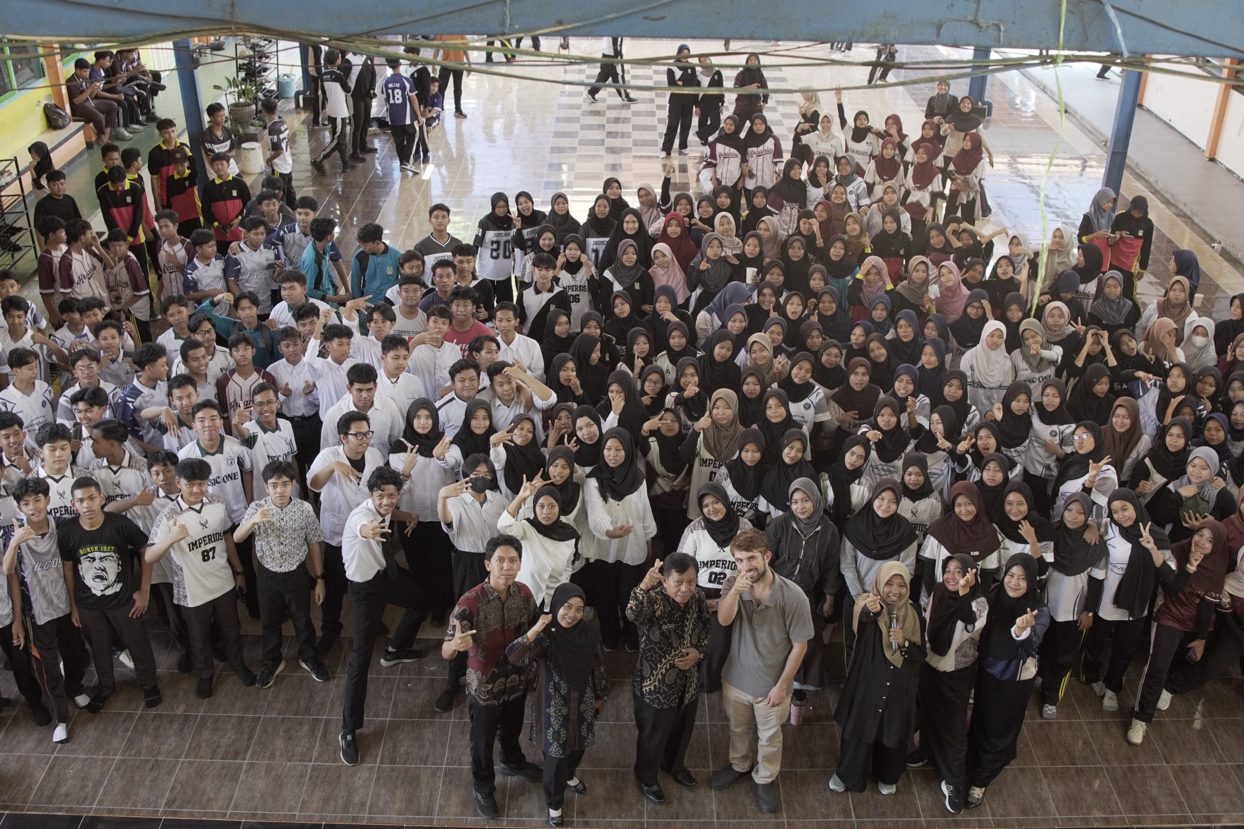 Perpisahan Haru Mr. Casey di SMAN 1 Kraksaan, yang telah mengajar selama 2 tahun Perpisahan Haru Mr. Casey di SMAN 1 Kraksaan, yang telah mengajar selama 2 tahun